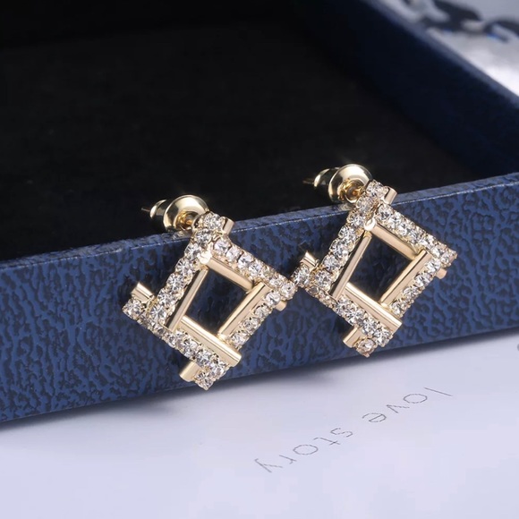 ✨SOLD OUT✨Stunning 18K Gold Square Studs✨ - Picture 3 of 8